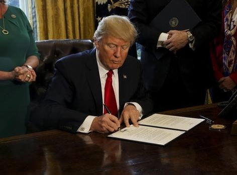 지난 2월 미국 워싱턴 DC의 백악관 비서실에서 도드-프랭크 법안 검토와 관련된 행정 명령에 서명하는 도널드 트럼프 대통령/ 블룸버그 제공.