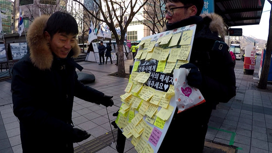 임태혁씨가 서울 광화문 광장에서 시민에게 참전용사에 전할 메시지를 받고 있다. [사진 임태혁씨]