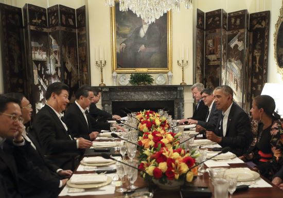 버락 오바마 전 미국 대통령(오른쪽)과 시진핑 중국 국가주석이 2015년 9월 24일 정상회담을 가졌던 미국 워싱턴D.C 블레어 하우스 회의실. 신화뉴시스
