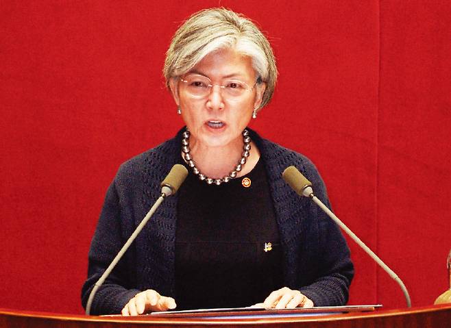 헌정사상 첫 여성 외교부 장관이 된 강경화 장관이 6월 22일 국회 본회의에서 신임 국무위원 인사를 하고 있다.[뉴스1]
