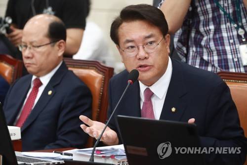 (서울=연합뉴스) 홍해인 기자 = 자유한국당 정진석 의원이 28일 오전 국회 국방위원회에서 열린 송영무 국방부 장관 후보자 인사청문회에서 질의하고 있다. hihong@yna.co.kr