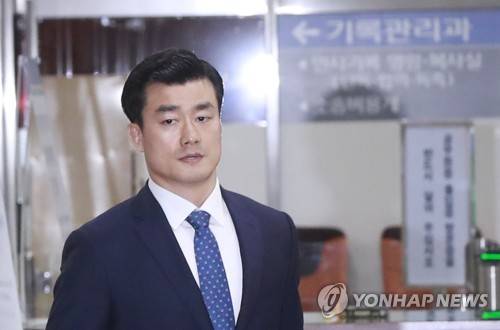 (서울=연합뉴스) 한종찬 기자 = 박근혜 전 대통령의 '비선 진료'를 묵인한 혐의 등을 받고 있는 이영선 전 청와대 경호관이 28일 오후 서울 서초동 중앙지법에서 열린 선고 공판에 출석하고 있다. 2017.6.28 saba@yna.co.kr