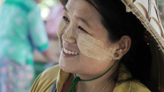 미얀마는 관광객이 몰리는 동남아시아에서도 아직 여행객에게 덜 알려진 나라다. 얼굴에 천연 선크림 타나카를 바른 여인.