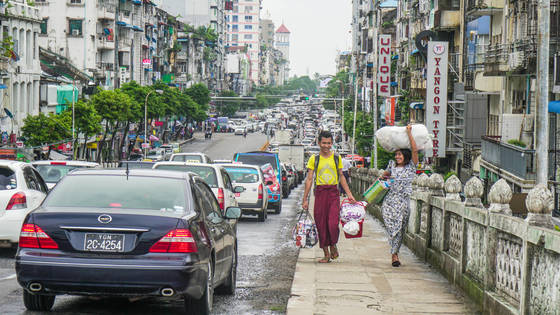 미얀마 수도 양곤. 중심가는 교통 체증이 심하다.