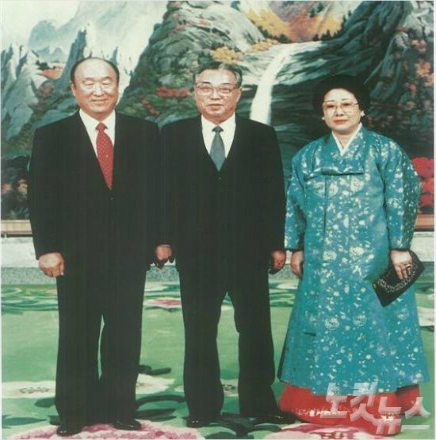 지난 1991년 통일교 문선명 총재 부부와 김일성 주석. (사진=자료사진)