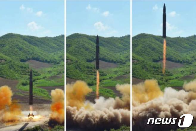 북한이 대륙간탄도미사일(ICBM) '화성 14형' 발사에 성공했다고 노동신문이 5일 보도했다. (노동신문) 2017.7.5/뉴스1 © News1 민경석 기자