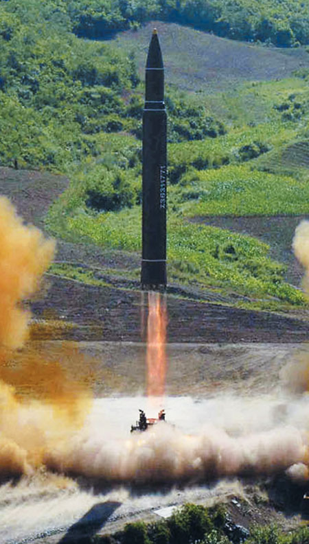 북한 조선중앙TV가 4일“대륙간탄도미사일(ICBM) 화성-14형 발사에 성공했다”고 발표하면서 공개한 ICBM의 발사 장면이다. 조선중앙 TV는“화성-14형은 정점 고도 2802㎞까지 상승해 933㎞의 거리를 비행했다”고 밝혔다. 전문가들은 북한의 탄도미사일 개발 속도가 빠른 만큼 연내에 미국 본토를 타격할 수 있는 ICBM 보유 가능성이 크다고 예상했다. /조선중앙통신 연합뉴스