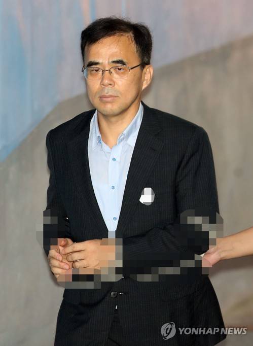 (서울=연합뉴스) 임헌정 기자 = 김종 전 문화체육관광부 차관이 7일 오후 서울 서초구 서울중앙지법에서 열린 '삼성뇌물' 공판에 증인으로 출석하며 법정으로 향하고 있다. 2017.7.7 kane@yna.co.kr