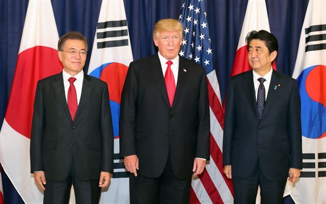 문재인(왼쪽부터) 대통령과 도널드 트럼프 미국 대통령, 아베 신조 일본 총리. 연합뉴스