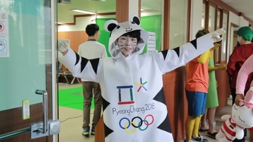 10일 오전 경기도 의정부고등학교에서 평창올림픽 마스코트를 상징하는 분장을 한 학생이 졸업사진을 찍고 있다.