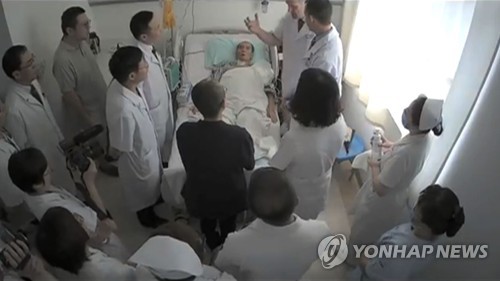 지난 11일 입수된 사진에서 간암 치료를 받는 류샤오보(가운데 침대에 누운 이)가 아내 류샤(가운데 검은색 옷차림), 의료진에 둘러쌓였다.