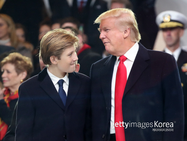 2017년 1월 20일, 도널드 트럼프 미국 대통령(사진 오른쪽)과 배런 트럼프가 트럼프 대통령의 취임식을 중 백악관 앞에 서 있다. 이날 도널드 트럼프 대통령은 미국 45대 대통령으로 취임했다. /게티이미지코리아