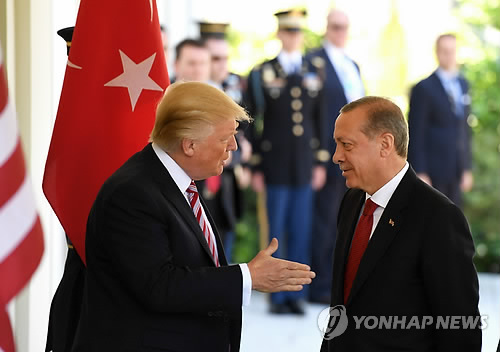 갈등 빚고 있는 도널드 트럼프 미국 대통령(좌)과 레제프 타이이프 에르도안 터키 대통령[AP=연합뉴스 자료사진]