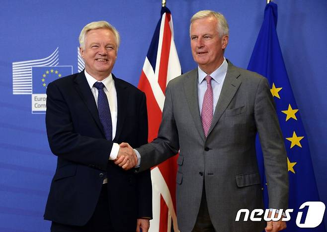 데이비드 데이비스 영국측 수석대표(왼쪽)와 EU측 수석대표 미셸 바르니에가 17일 제2차 브렉시트 협상을 위해 브뤼셀 EU본부에서 만났다. © AFP=뉴스1