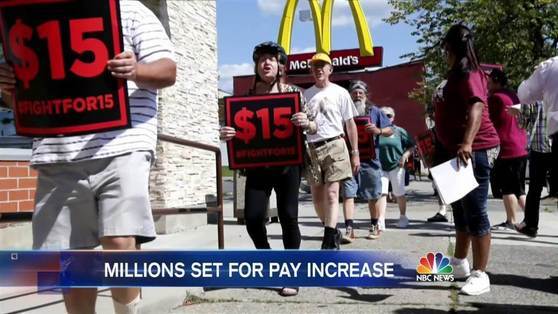 미국에서 최저임금 인상 요구는 맥도널드 등 패스프푸드점에서 일하는 근로자들을 중심으로 확산되고 있다. 시위대가 시간당 최저임금 15달러를 요구하며 행진하고 있다. 미국 연방 최저임금은 7.25달러이며, 주에 따라 10달러대가 많다. [중앙포토]