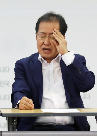 홍준표 자유한국당 대표가 17일 오전 서울 여의도 당사에서 열린 신임 주요당직자 회의에서 안경을 만지고 있다. /연합뉴스