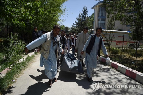 지난 5월 31일 아프가니스탄 수도 카불에서 자원봉사자들이 폭탄테러 희생자의 시신을 병원으로 옮기고 있다.[AFP=연합뉴스 자료사진]