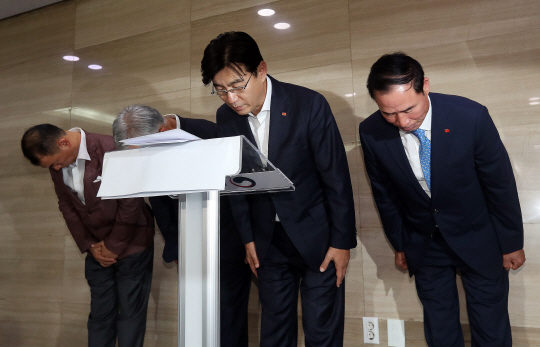 박기영(오른쪽 두 번째) 한국 프랜차이즈 산업협회 회장이 19일 열린 기자회견에서 최근 불거진 ‘갑질 관행’에 대해 머리 숙여 사과하고 있다./연합뉴스