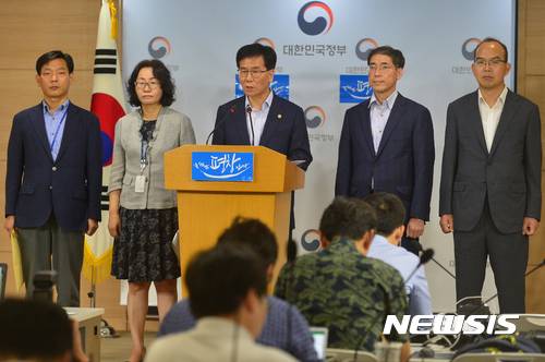 【서울=뉴시스】고승민 기자 = 이성기 고용노동부 차관이 20일 오전 서울 종로구 정부서울청사에서 공공부문 비정규직 정규직 전환 가이드라인을 발표하고 있다. 2017.07.20. kkssmm99@newsis.com