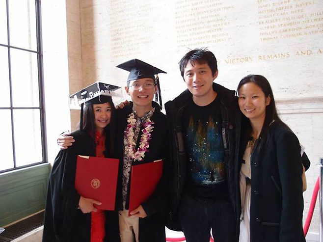 리셴룽 싱가포르 총리의 아들인 리홍이(왼쪽 세 번째), 리하오이(왼쪽 두 번째).