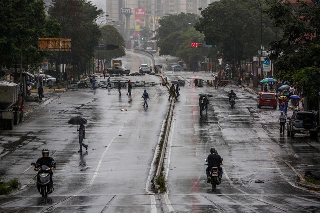 베네수엘라 정부의 제헌의회 선거에 반대하는 시위대가 19일 수도 카라카스에서 경찰의 강경 진압에 대비해 바리케이드를 설치하고 있다. 카라카스=EPA 연합뉴스