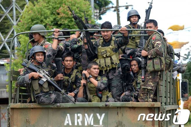 필리핀 남부 민다나오 지역에 이슬람국가(IS) 추종 반군 세력 소탕전에 참전한 필리핀 경찰부대. © AFP=뉴스1