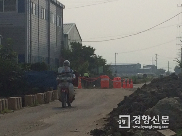 공장이 많이 들어선 대저2동은 공사중이거나 제대로 포장되지 않은 길이 많다. 정씨의 오토바이가 위태롭게 비포장 도로 위를 달리고 있다. 김지혜 기자