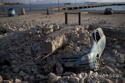 지진으로 일부 시설이 붕괴한 그리스 코스 섬의 주요 항만 [AP=연합뉴스]