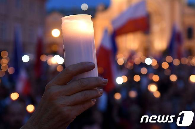 23일(현지시간) 폴란드 시민들이 수도 바르샤바에서 사법독립을 훼손하는 정부의 대법원 개혁안을 규탄하며 촛불 집회를 열었다. © AFP=뉴스1