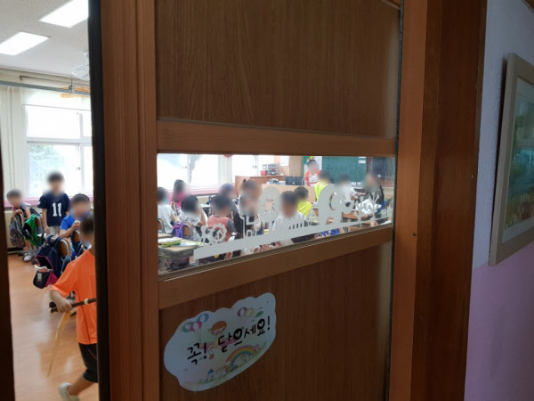 지난 21일 경기 양평군 옥천초등학교에서 2학년 학생들이 음악 수업을 받고 있다. /한상혁 기자
