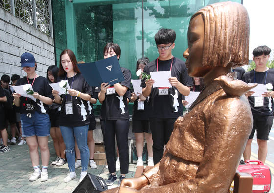 영남 11개 지역 청소년YMCA 200여명이 24일 부산 동구 일본영사관  평화의 소녀상 앞에서 '한일 위안부 합의 전면 재협상'을 주장하는 선언문을 발표하고 있다. 송봉근 기자