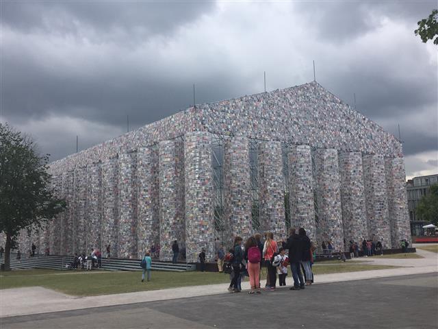 올해 카셀 도쿠멘타의 대표작품인 마르타 미누힌의 ‘책의 파르테논’. 1933년 나치가 금서 2000권을 불태웠던 프리드리히 광장에 세워진 이 작품은 시민들로부터 기증받은 금서 10만권으로 이뤄진다.
