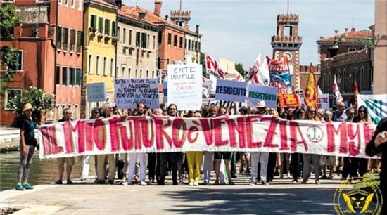 지난 2일 베네치아 주민들이 산마르코 광장에서 관광객 유입을 반대하며 시위를 벌이고 있다/사진=베니스 어센틱 홈페이지