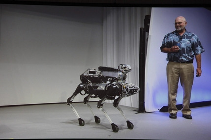 마크 라이버트 보스턴다이내믹스 CEO가 네발 로봇 ‘스팟 미니’를 선보이고 있다. / 도쿄=이다비 기자