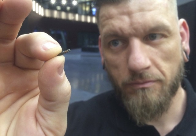 스웨덴 바이오핵스의 직원이 지난 3월14일 자사 직원 몸속에 이식되는 생체 칩을 들어 보이고 있다. AP 연합