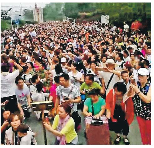 지난 24일 중국 베이징 다훙먼 국제회의센터 앞에서 다단계 금융회사 투자자 6만여명이 투자 회사 대표를 체포한 정부에 항의하는 시위를 하고 있다. 시위에 이렇게 많은 인원이 모인 것은 1999년 파룬궁 수련자 1만명이 집결한 ‘4·25 상팡’ 이후 처음이다.명보 홈페이지 캡처