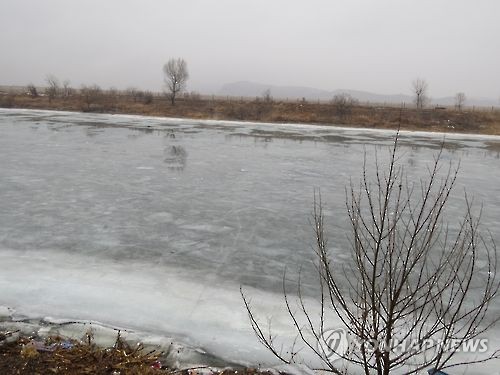중국 랴오닝성 단둥시 외곽에서 바라본 압록강 북중접경의 모습. 돌을 던지면 닿을 정도로 양안 거리가 수십m에 불과하다. 겨울철 추위로 강물이 얼었다. [촬영 홍창진]