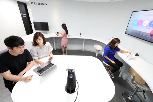 25일 서울 서초구 우면동 KT AI 테크센터에서 KT 융합기술원과 제휴사 직원들이 인공지능 서비스를 테스트하고 있다. 2017.7.25 [KT 제공]