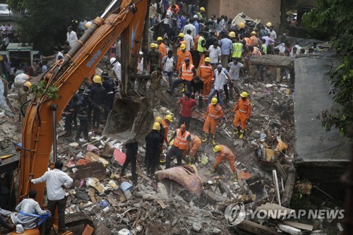 25일 인도 뭄바이 가트코파르 지역에서 4층 주거용 건물이 무너져 구조대원들이 생존자를 찾고 있다.[AP=연합뉴스]