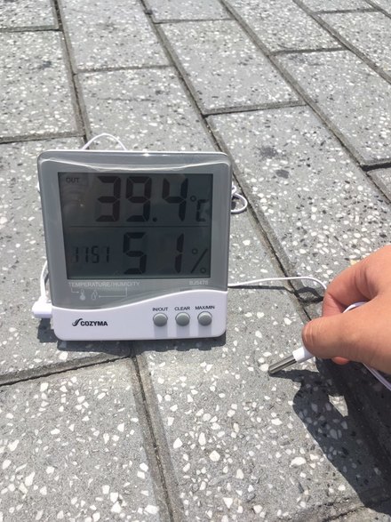 25일 오전 11시51분께 서울 동작구 노량진역 인근에 설치된 무더위 그늘막 쉼터 밖 지면 온도는 39.4도를 기록했다.