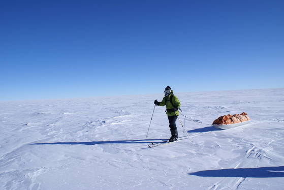 남극점 탐험은 극한 체험이다. 식량과 텐트를 썰매에 싣고 스키를 이용해 무동력으로 남극점에 닿았다. [사진 장영복]