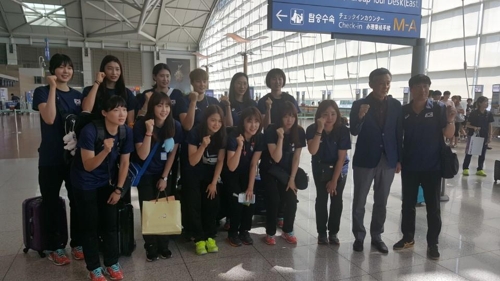 여자배구 대표팀이 26일 체코 출국에 앞서 인천국제공항에서 선전을 다짐하고 있다.