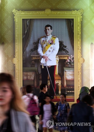 태국이 마하 와치랄롱꼰 국왕의 즉위후 첫 생일준비에 나선 가운데 방콕시내 지하철역에 국왕의 사진이 걸려 있다.