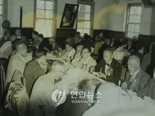 인천에 있는 중화요리점 '공화춘'에서 만찬을 즐기는 사람들. 1950년대 사진이다. [인하대 제공=연합뉴스 자료사진]