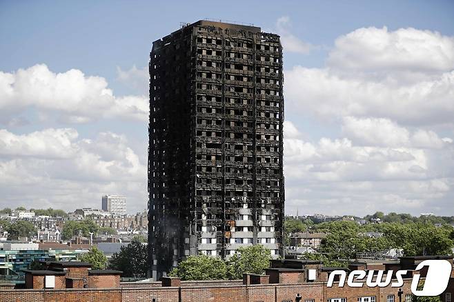 지난 6월 발생한 대형 화재로 인해 까맣게 타버린 영국 런던의 그렌펠 타워. © AFP=뉴스1