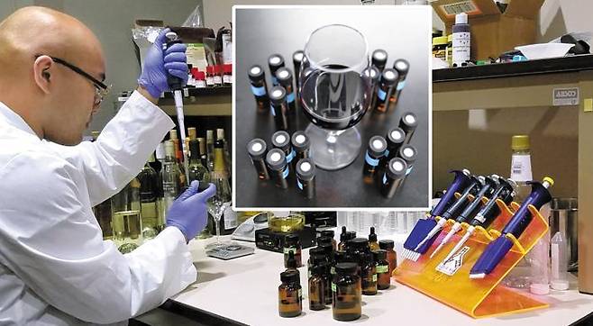 미국 샌프란시스코 아바 와이너리 실험실에서 연구원이 와인 성분을 기계로 분석하고 있다. 와인별 알코올 함유량과 고유의 향 등을 화학적으로 재구성하면 '복제 와인'(작은 사진)이 만들어진다. /아바 와이너리