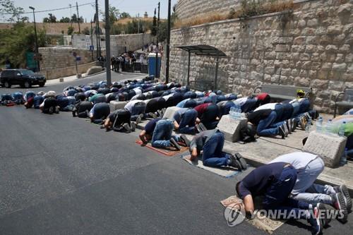 템플마운트(하람 알샤리프) 사자문 밖에서 기도하는 팔레스타인 무슬림들[AFP=연합뉴스 자료사진]