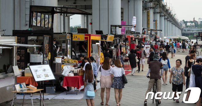 7월 30일 오후 서울 서초구 반포한강공원에서 열린 '푸드트럭100'을 찾은 시민들이 푸드트럭을 둘러보고 있다. 2017.7.30/뉴스1 © News1 이승배 기자