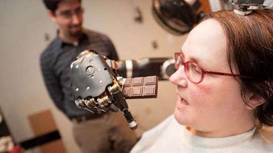 전신마비 환자가 생각으로 로봇팔을 움직여 초콜릿을 먹고 있는 모습. /슈워츠 교수 홈페이지 캡처
