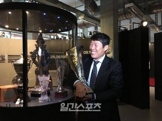 ▲우승트로피 들고 영광 떠올리는 차붐. 사진=피주영 기자